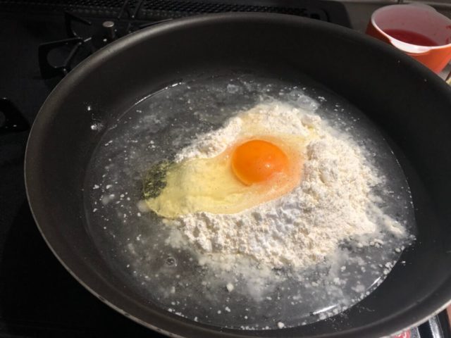 お好み焼きの生地に卵を入れる