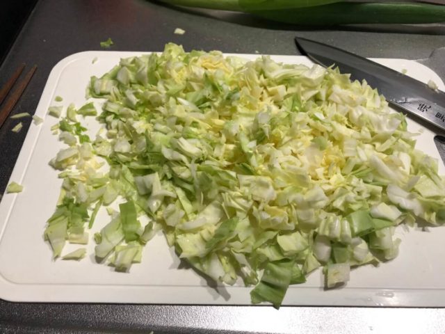 お好み焼き用のキャベツを切る