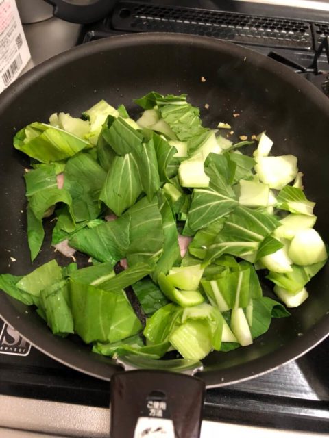チンゲン菜を炒める