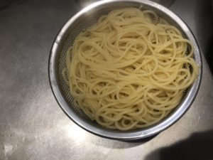 パスタをお湯切る