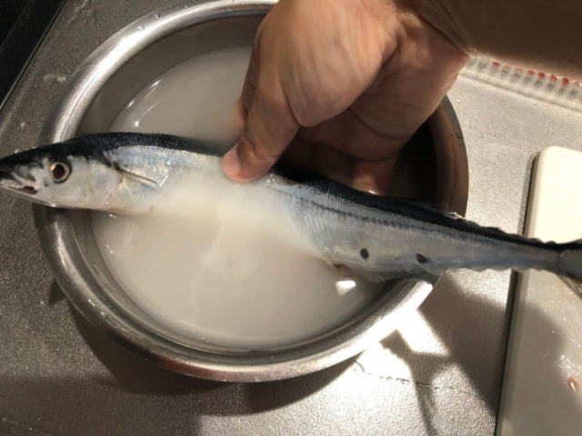 さんまを洗う